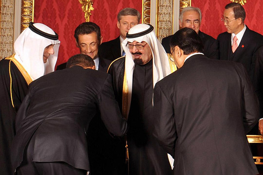 Obama bowing and kissing Abdullahs ring